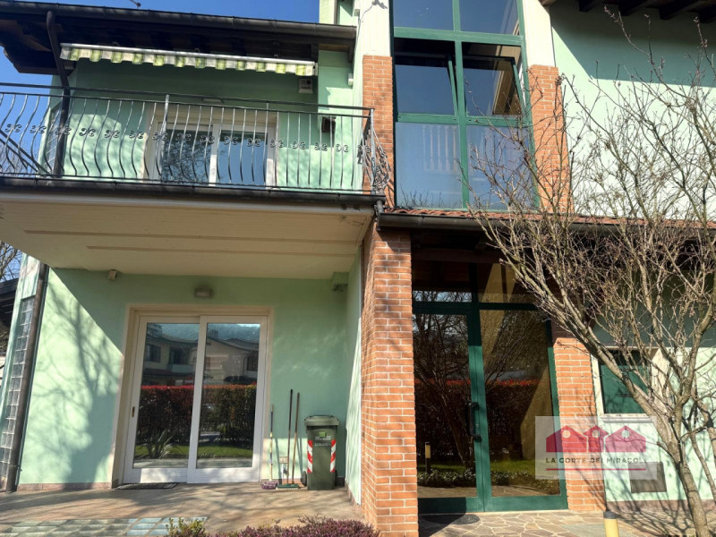 ISOLA VICENTINA: VILLA SINGOLA DIVISA IN DUE UNITA' ABITATIVE CIASCUNA DI DUE CAMERE, SOGGIORNO C...