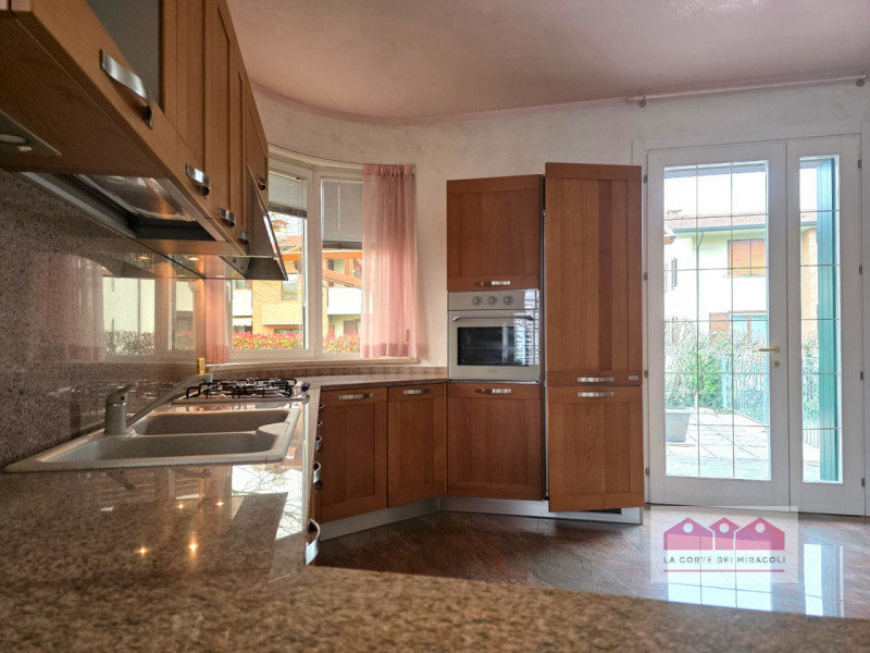 ISOLA VICENTINA: VILLA SINGOLA DIVISA IN DUE UNITA' ABITATIVE CIASCUNA DI DUE CAMERE, SOGGIORNO C...