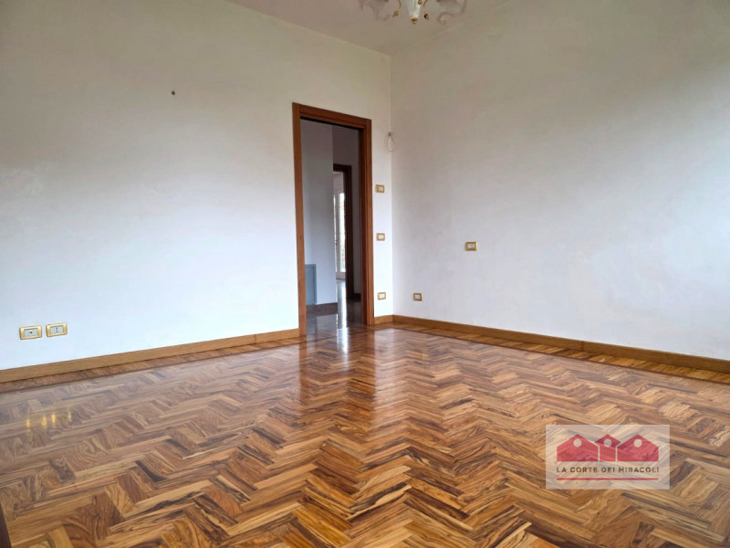 ISOLA VICENTINA: VILLA SINGOLA DIVISA IN DUE UNITA' ABITATIVE CIASCUNA DI DUE CAMERE, SOGGIORNO C...