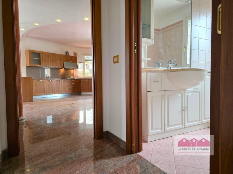 ISOLA VICENTINA: VILLA SINGOLA DIVISA IN DUE UNITA' ABITATIVE CIASCUNA DI DUE CAMERE, SOGGIORNO C...