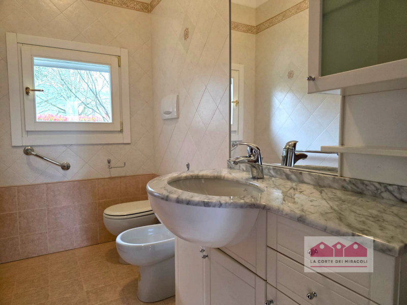 ISOLA VICENTINA: VILLA SINGOLA DIVISA IN DUE UNITA' ABITATIVE CIASCUNA DI DUE CAMERE, SOGGIORNO C...