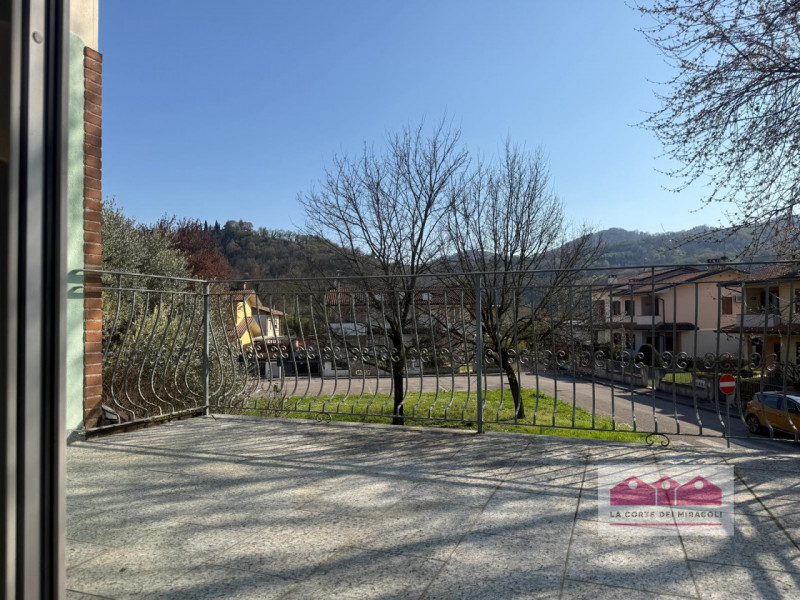 ISOLA VICENTINA: VILLA SINGOLA DIVISA IN DUE UNITA' ABITATIVE CIASCUNA DI DUE CAMERE, SOGGIORNO C...