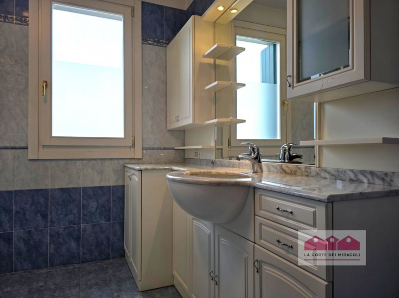 ISOLA VICENTINA: VILLA SINGOLA DIVISA IN DUE UNITA' ABITATIVE CIASCUNA DI DUE CAMERE, SOGGIORNO C...