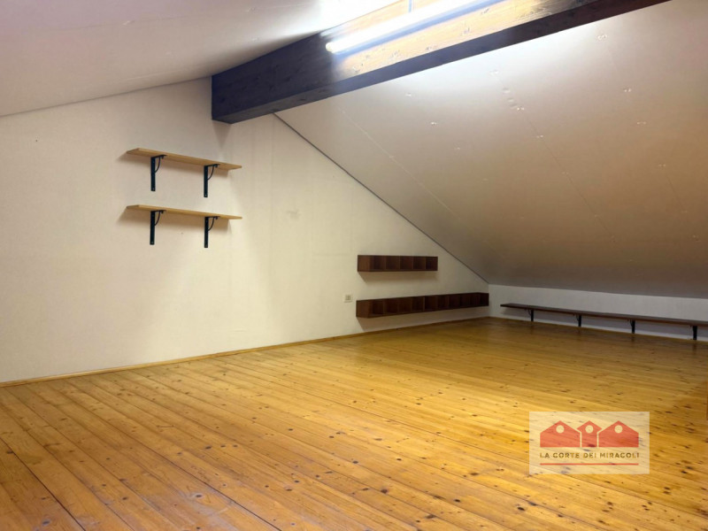 ISOLA VICENTINA: VILLA SINGOLA DIVISA IN DUE UNITA' ABITATIVE CIASCUNA DI DUE CAMERE, SOGGIORNO C...