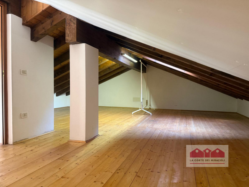 ISOLA VICENTINA: VILLA SINGOLA DIVISA IN DUE UNITA' ABITATIVE CIASCUNA DI DUE CAMERE, SOGGIORNO C...