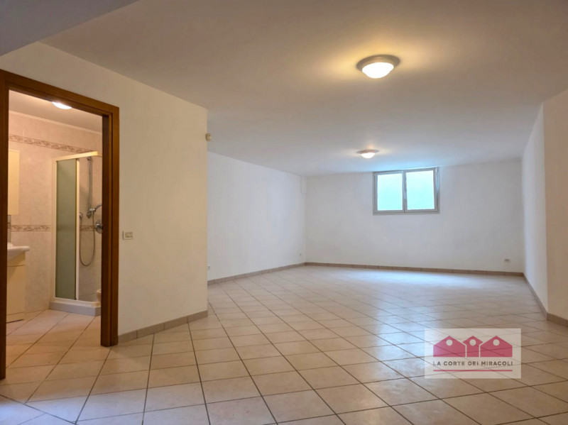 ISOLA VICENTINA: VILLA SINGOLA DIVISA IN DUE UNITA' ABITATIVE CIASCUNA DI DUE CAMERE, SOGGIORNO C...