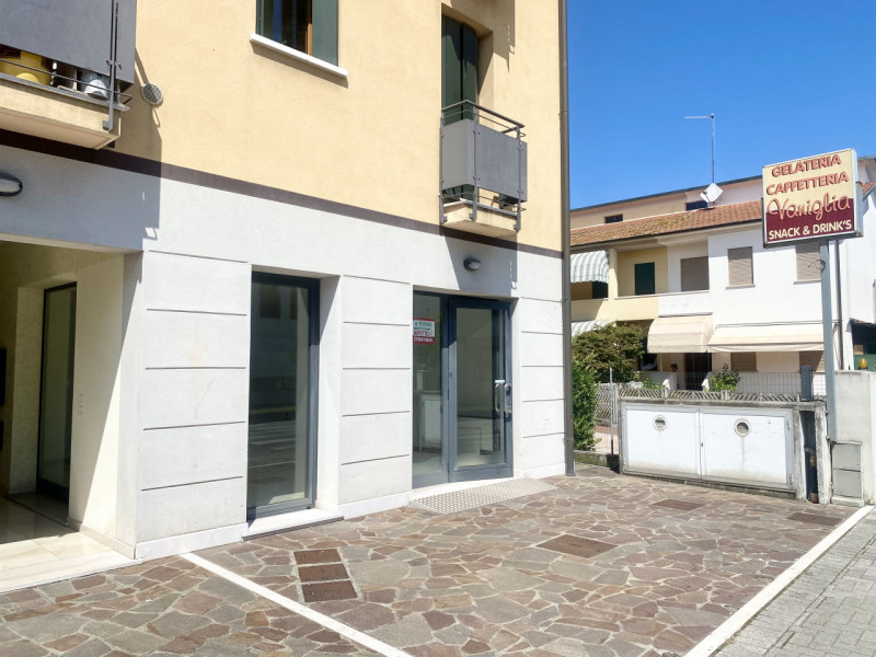 Vedelago: nel centro del paese, fronte strada di forte passaggio veicolare e visibilità, proponia...