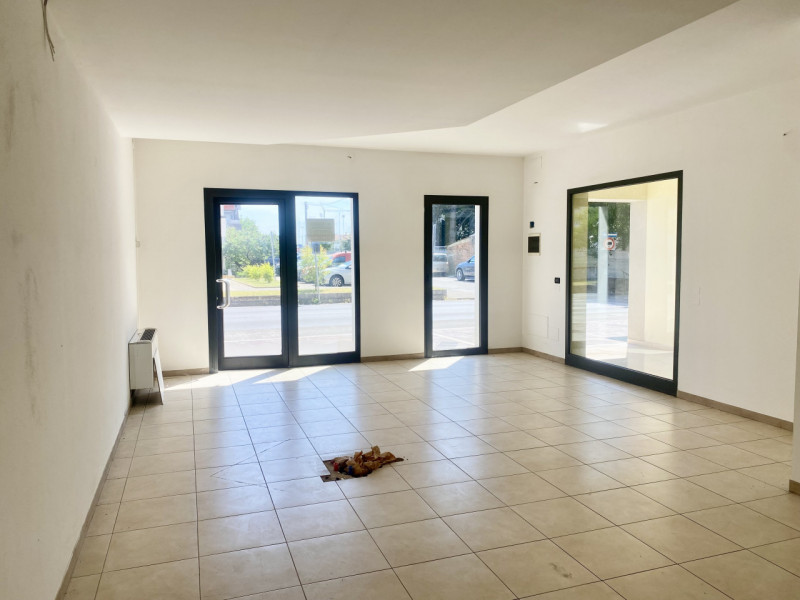 Vedelago: nel centro del paese, fronte strada di forte passaggio veicolare e visibilità, proponia...