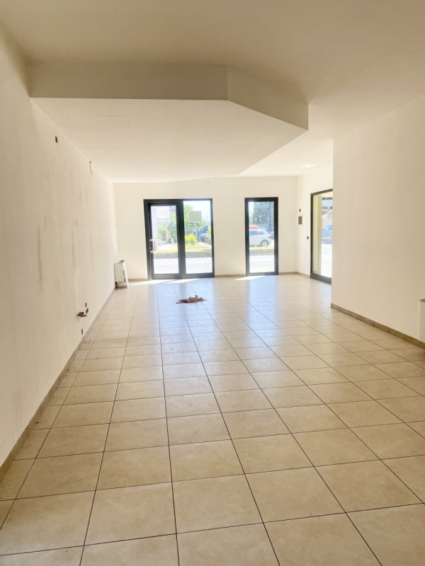 Vedelago: nel centro del paese, fronte strada di forte passaggio veicolare e visibilità, proponia...