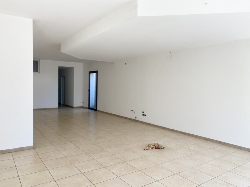 Vedelago: nel centro del paese, fronte strada di forte passaggio veicolare e visibilità, proponia...