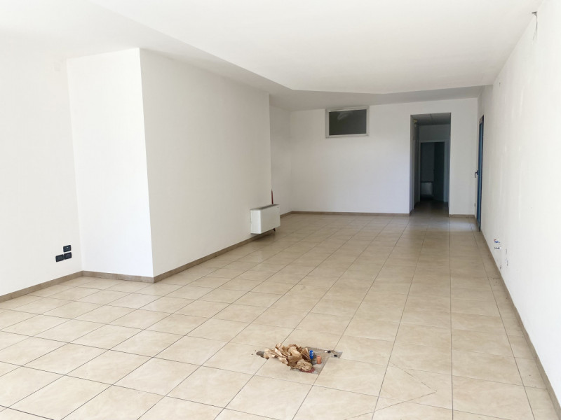 Vedelago: nel centro del paese, fronte strada di forte passaggio veicolare e visibilità, proponia...