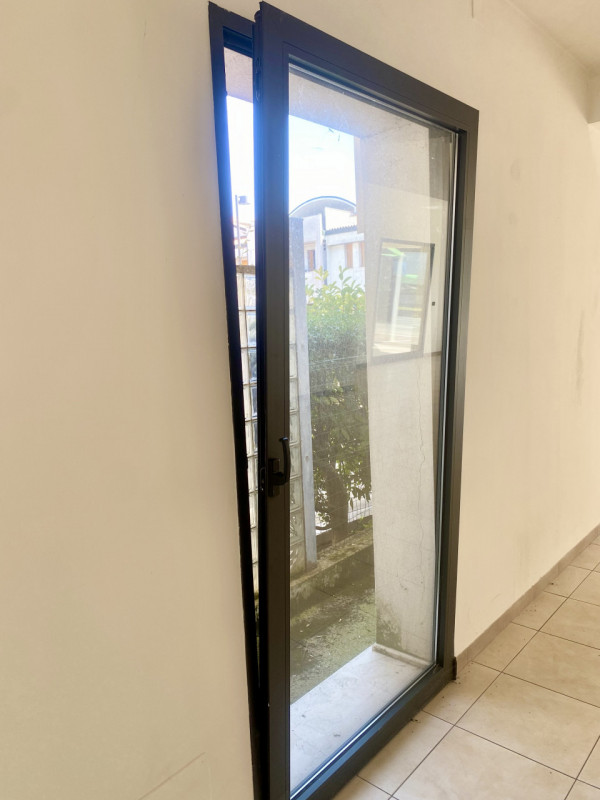 Vedelago: nel centro del paese, fronte strada di forte passaggio veicolare e visibilità, proponia...