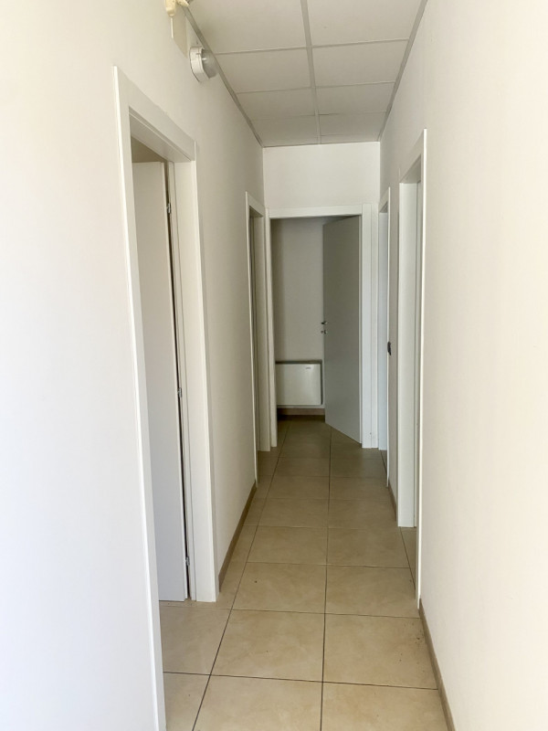 Vedelago: nel centro del paese, fronte strada di forte passaggio veicolare e visibilità, proponia...