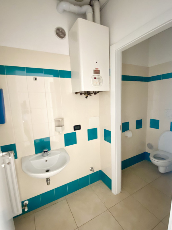 Vedelago: nel centro del paese, fronte strada di forte passaggio veicolare e visibilità, proponia...