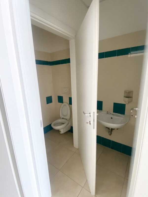 Vedelago: nel centro del paese, fronte strada di forte passaggio veicolare e visibilità, proponia...