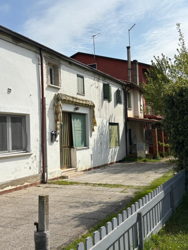 In vendita, nella suggestiva area di Zianigo di Mirano, offriamo una porzione centrale di una vec...