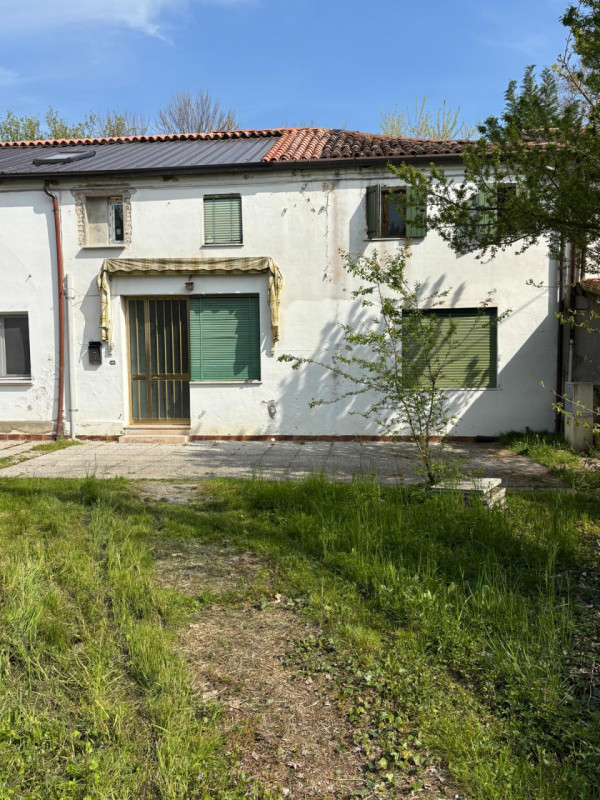 In vendita, nella suggestiva area di Zianigo di Mirano, offriamo una porzione centrale di una vec...