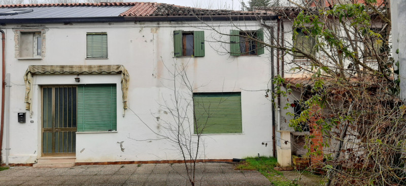 In vendita, nella suggestiva area di Zianigo di Mirano, offriamo una porzione centrale di una vec...