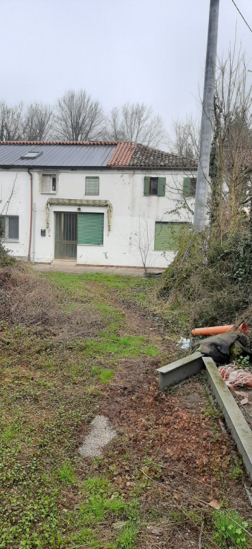 In vendita, nella suggestiva area di Zianigo di Mirano, offriamo una porzione centrale di una vec...