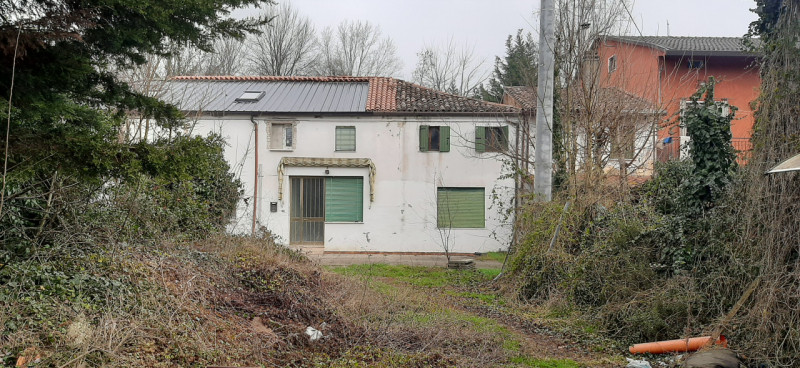 In vendita, nella suggestiva area di Zianigo di Mirano, offriamo una porzione centrale di una vec...