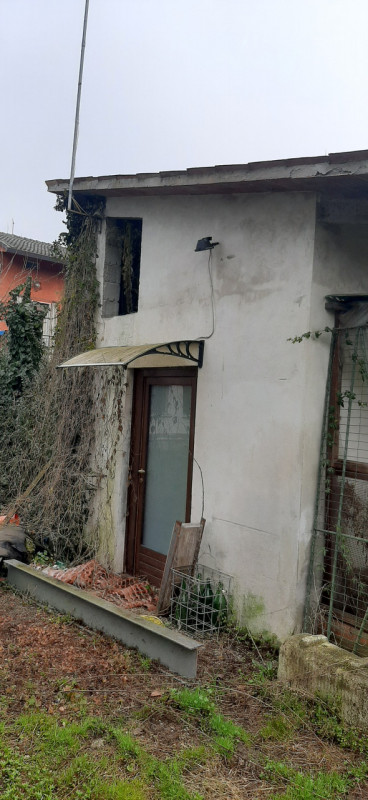 In vendita, nella suggestiva area di Zianigo di Mirano, offriamo una porzione centrale di una vec...