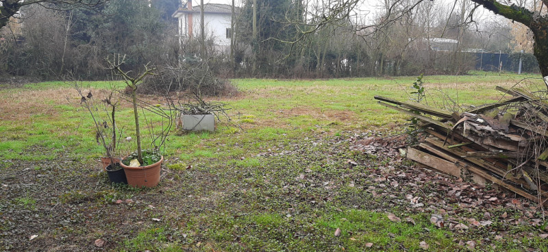 In vendita, nella suggestiva area di Zianigo di Mirano, offriamo una porzione centrale di una vec...