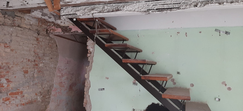 In vendita, nella suggestiva area di Zianigo di Mirano, offriamo una porzione centrale di una vec...