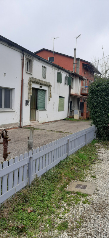 In vendita, nella suggestiva area di Zianigo di Mirano, offriamo una porzione centrale di una vec...