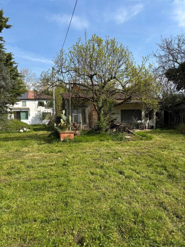 In vendita, nella suggestiva area di Zianigo di Mirano, offriamo una porzione centrale di una vec...