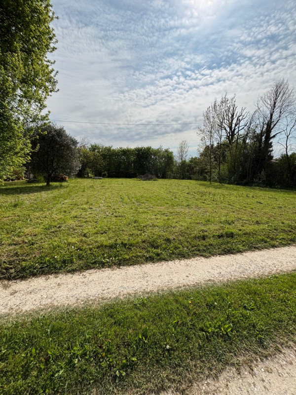 In vendita, nella suggestiva area di Zianigo di Mirano, offriamo una porzione centrale di una vec...