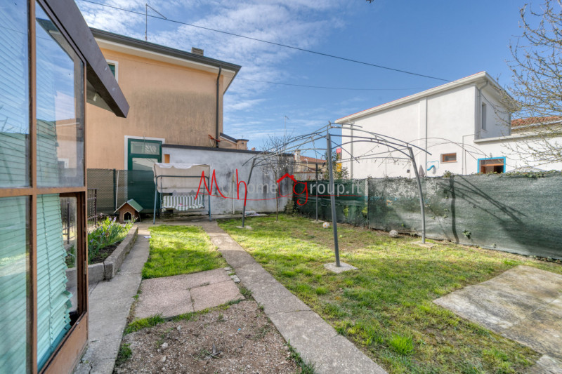 SELVAZZANO DENTRO ZONA TENCAROLA - (Rif. V193P) - Proponiamo in vendita casa singola sviluppata s...