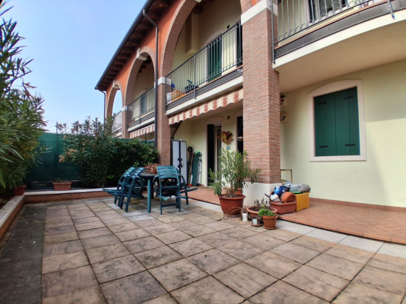 I 5 vantaggi di questo appartamento:
1. Grande spazio esterno privato: Un terrazzo di 40 mq è qua...