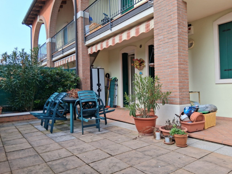 I 5 vantaggi di questo appartamento:
1. Grande spazio esterno privato: Un terrazzo di 40 mq è qua...