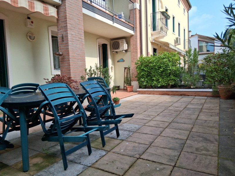 I 5 vantaggi di questo appartamento:
1. Grande spazio esterno privato: Un terrazzo di 40 mq è qua...