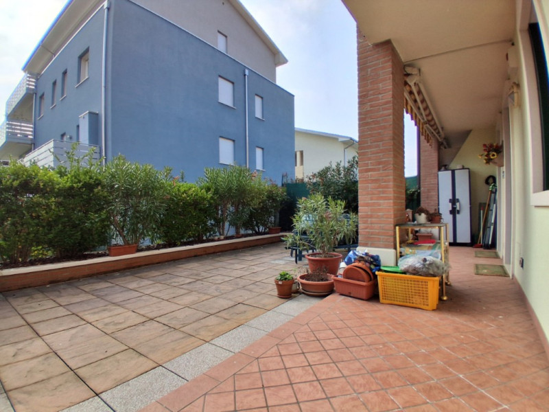 I 5 vantaggi di questo appartamento:
1. Grande spazio esterno privato: Un terrazzo di 40 mq è qua...