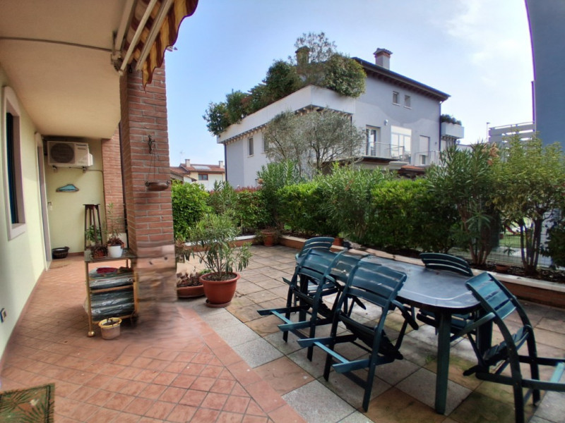 I 5 vantaggi di questo appartamento:
1. Grande spazio esterno privato: Un terrazzo di 40 mq è qua...