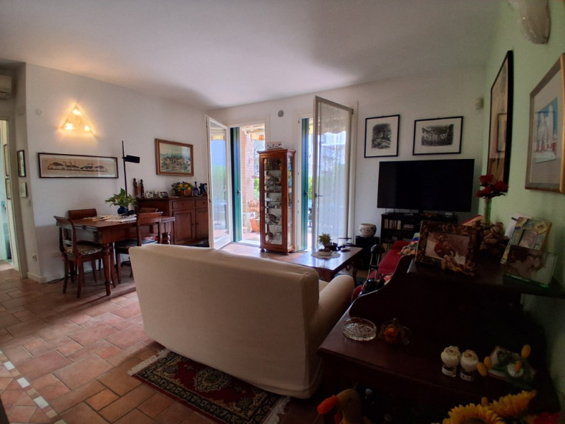 I 5 vantaggi di questo appartamento:
1. Grande spazio esterno privato: Un terrazzo di 40 mq è qua...