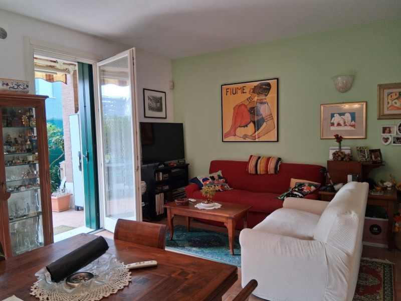 I 5 vantaggi di questo appartamento:
1. Grande spazio esterno privato: Un terrazzo di 40 mq è qua...