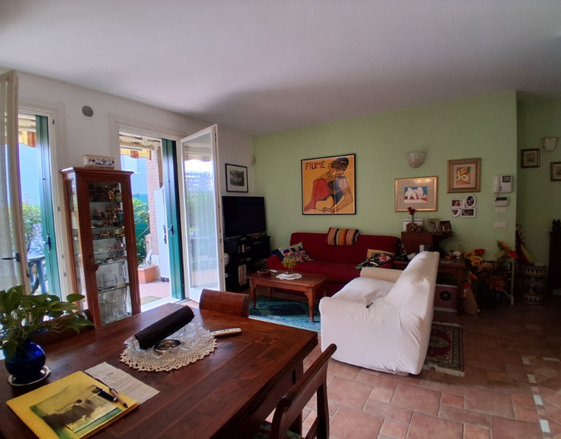 I 5 vantaggi di questo appartamento:
1. Grande spazio esterno privato: Un terrazzo di 40 mq è qua...