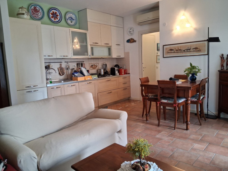 I 5 vantaggi di questo appartamento:
1. Grande spazio esterno privato: Un terrazzo di 40 mq è qua...