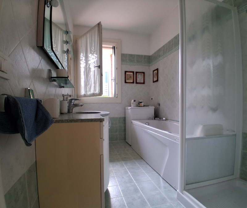 I 5 vantaggi di questo appartamento:
1. Grande spazio esterno privato: Un terrazzo di 40 mq è qua...