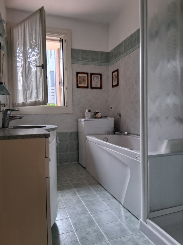 I 5 vantaggi di questo appartamento:
1. Grande spazio esterno privato: Un terrazzo di 40 mq è qua...