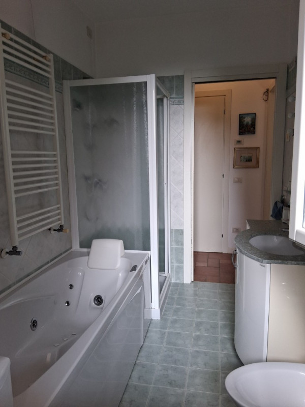 I 5 vantaggi di questo appartamento:
1. Grande spazio esterno privato: Un terrazzo di 40 mq è qua...