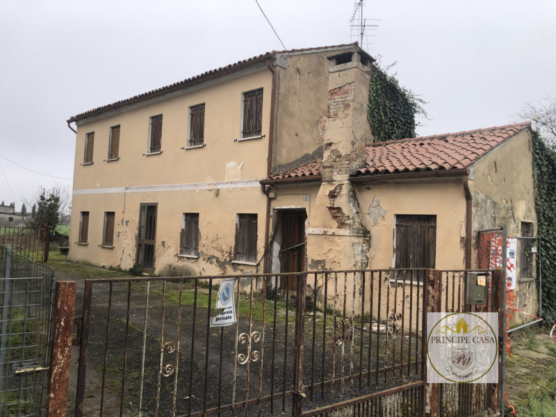 Rif:CSZ5. Proponiamo in vendita zona Stroppare nel centro della località soluzione abitativa da r...