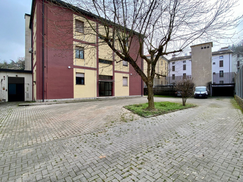 In una zona tranquilla e ben servita di Vicenza, a pochi passi dal Centro Storico e dalla stazion...