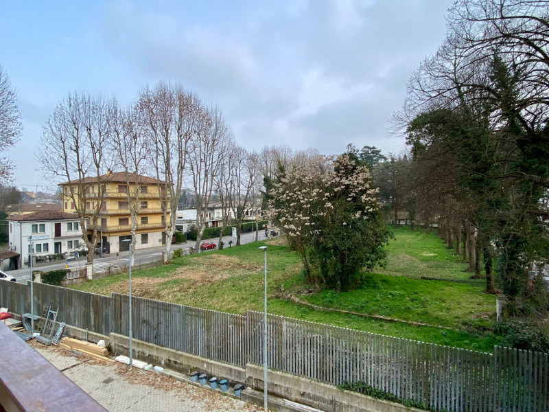 In una zona tranquilla e ben servita di Vicenza, a pochi passi dal Centro Storico e dalla stazion...