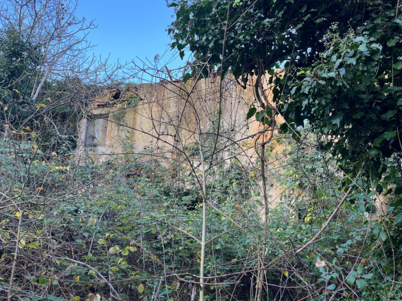 Scoprite un'opportunità unica per realizzare la vostra casa dei sogni in uno scenario naturalisti...