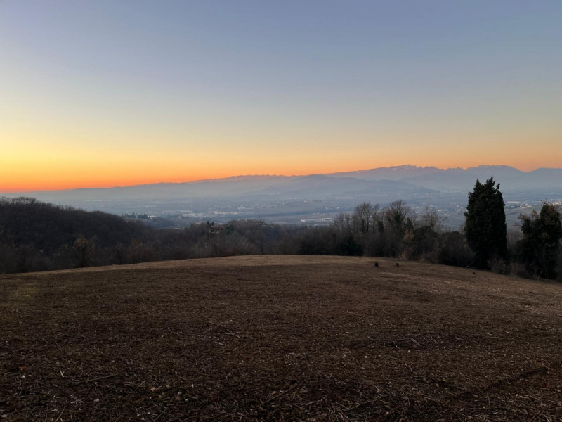 Scoprite un'opportunità unica per realizzare la vostra casa dei sogni in uno scenario naturalisti...