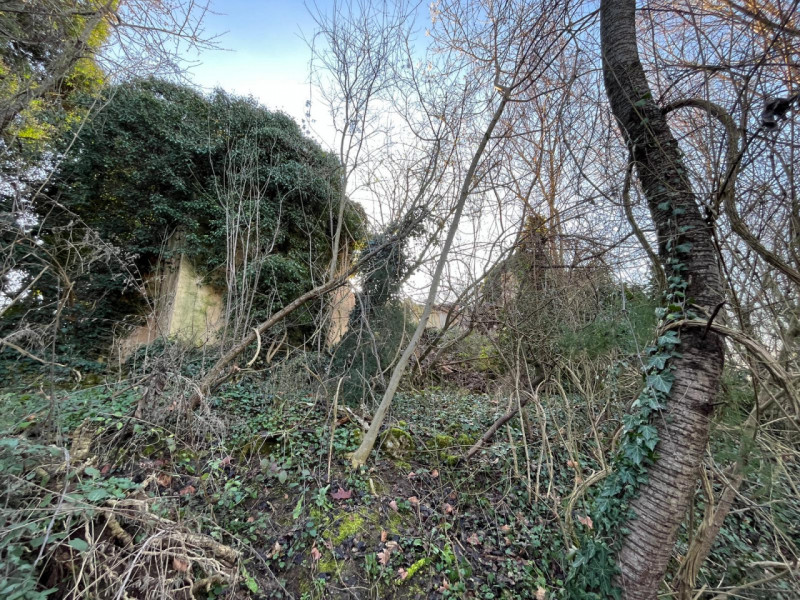 Scoprite un'opportunità unica per realizzare la vostra casa dei sogni in uno scenario naturalisti...