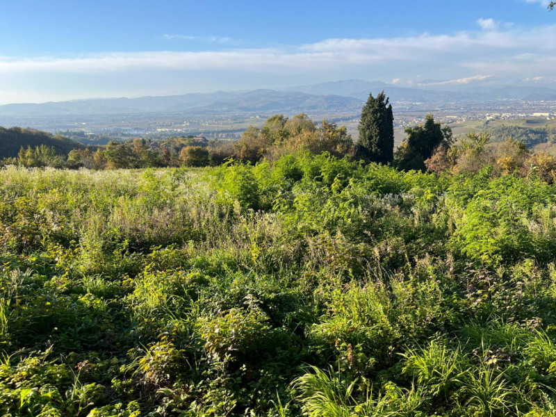 Scoprite un'opportunità unica per realizzare la vostra casa dei sogni in uno scenario naturalisti...